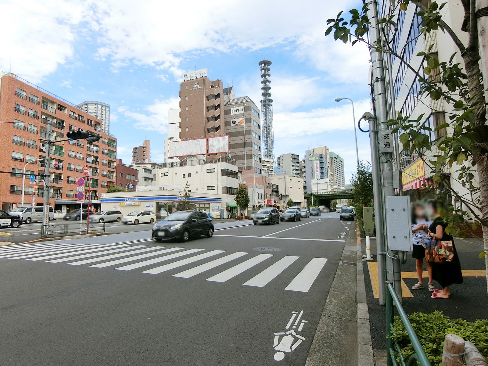 水谷ビル前面の靖国通り
