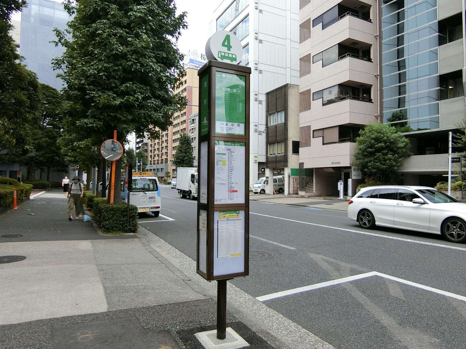 向かいのバス停「金杉橋」