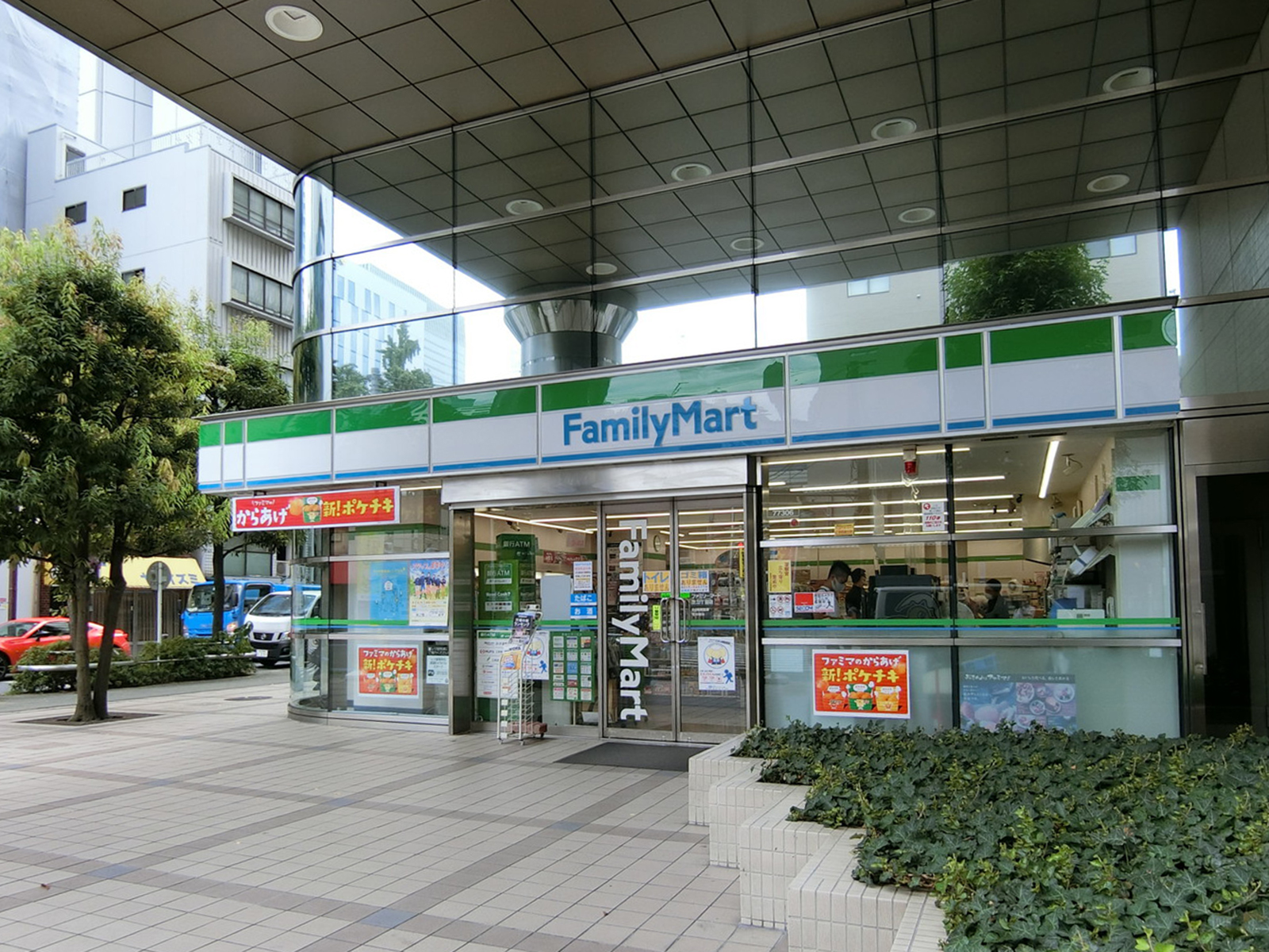 徒歩1分のファミリーマート