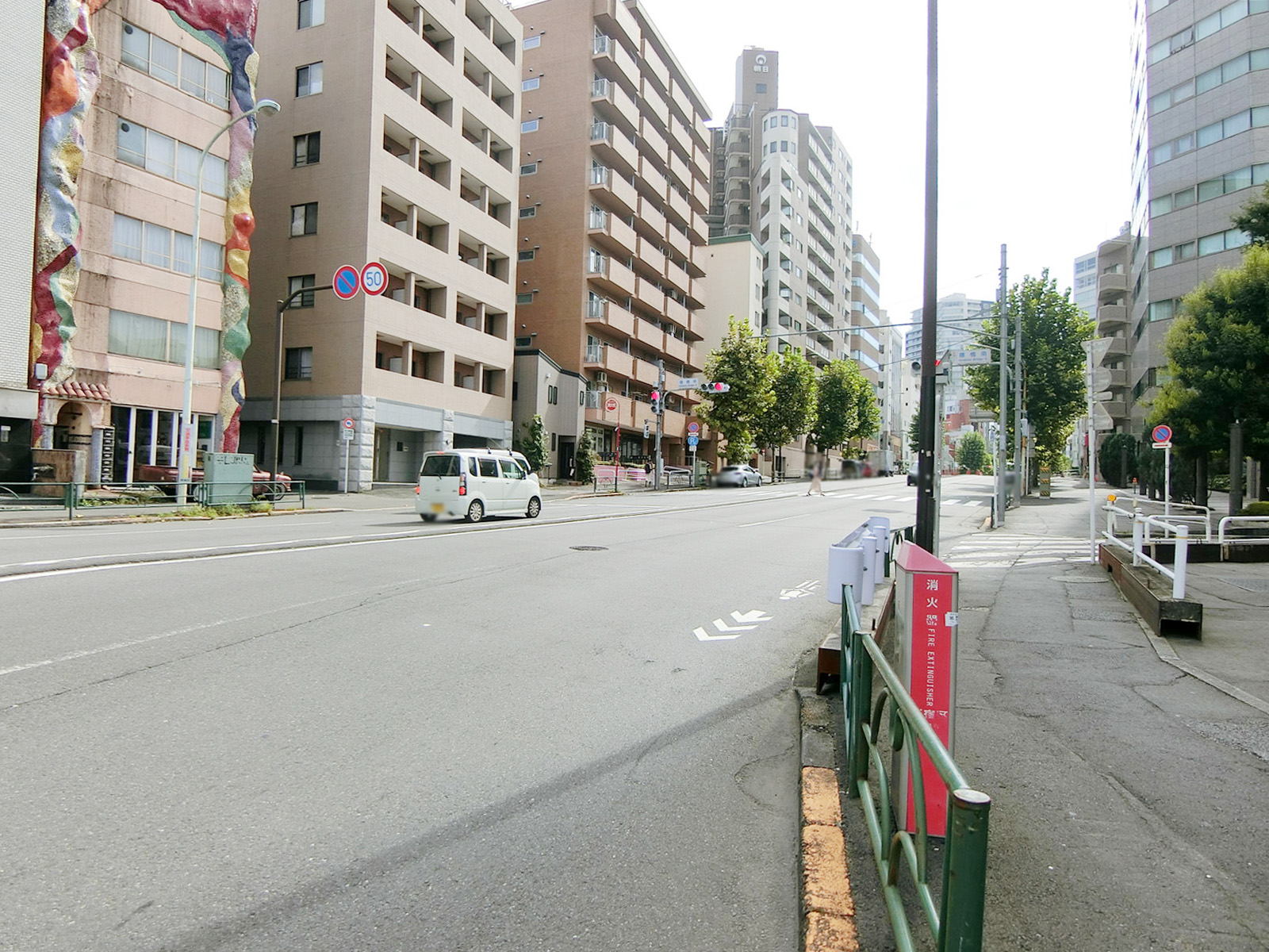 第10大鉄ビル前面の外苑東通り