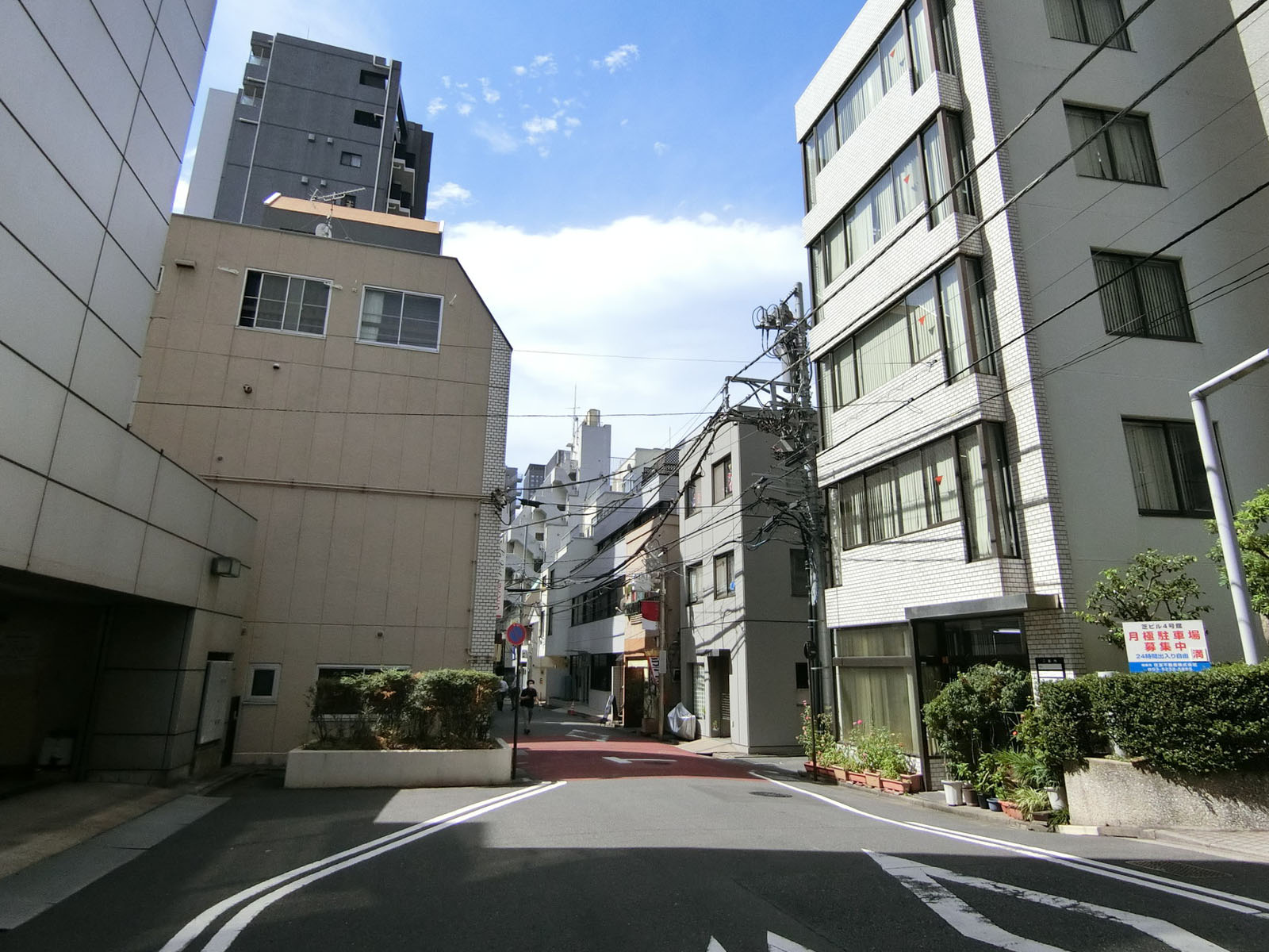 芝ホワイトビル前面の通り