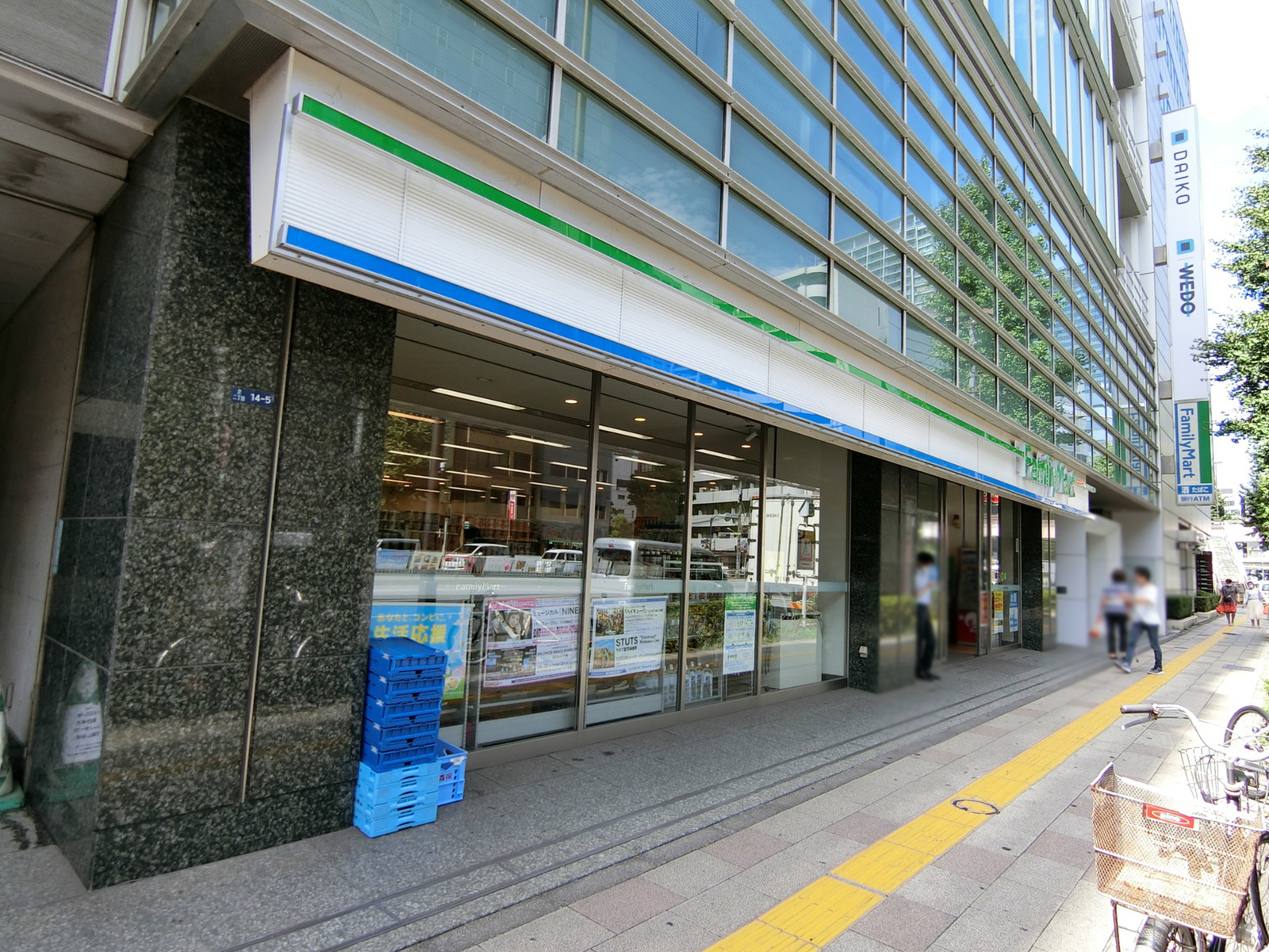 徒歩1分のファミリーマート