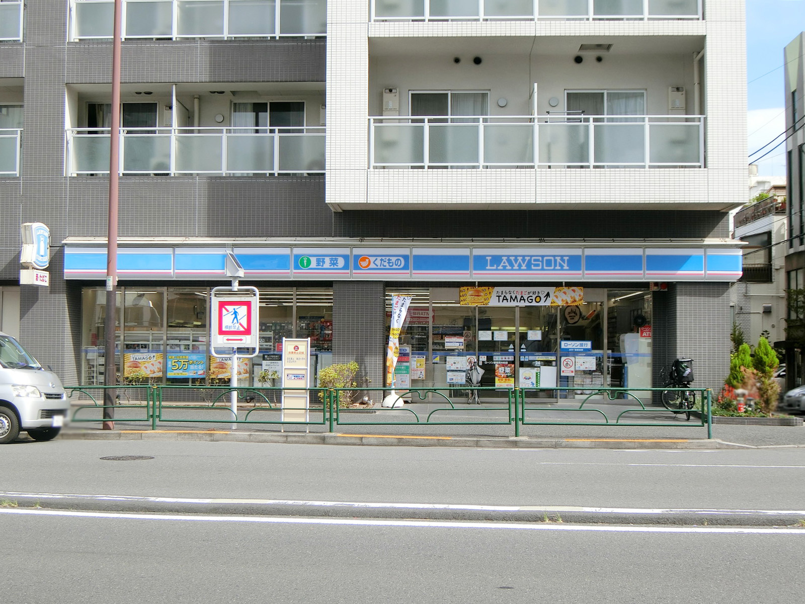 隣のローソン 新宿荒木町店