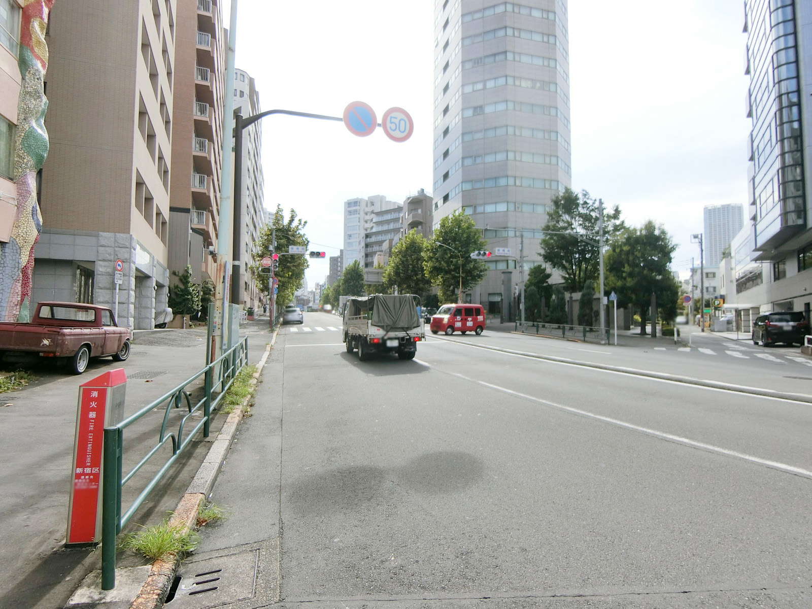 四谷長岡ビル前面の外苑東通り
