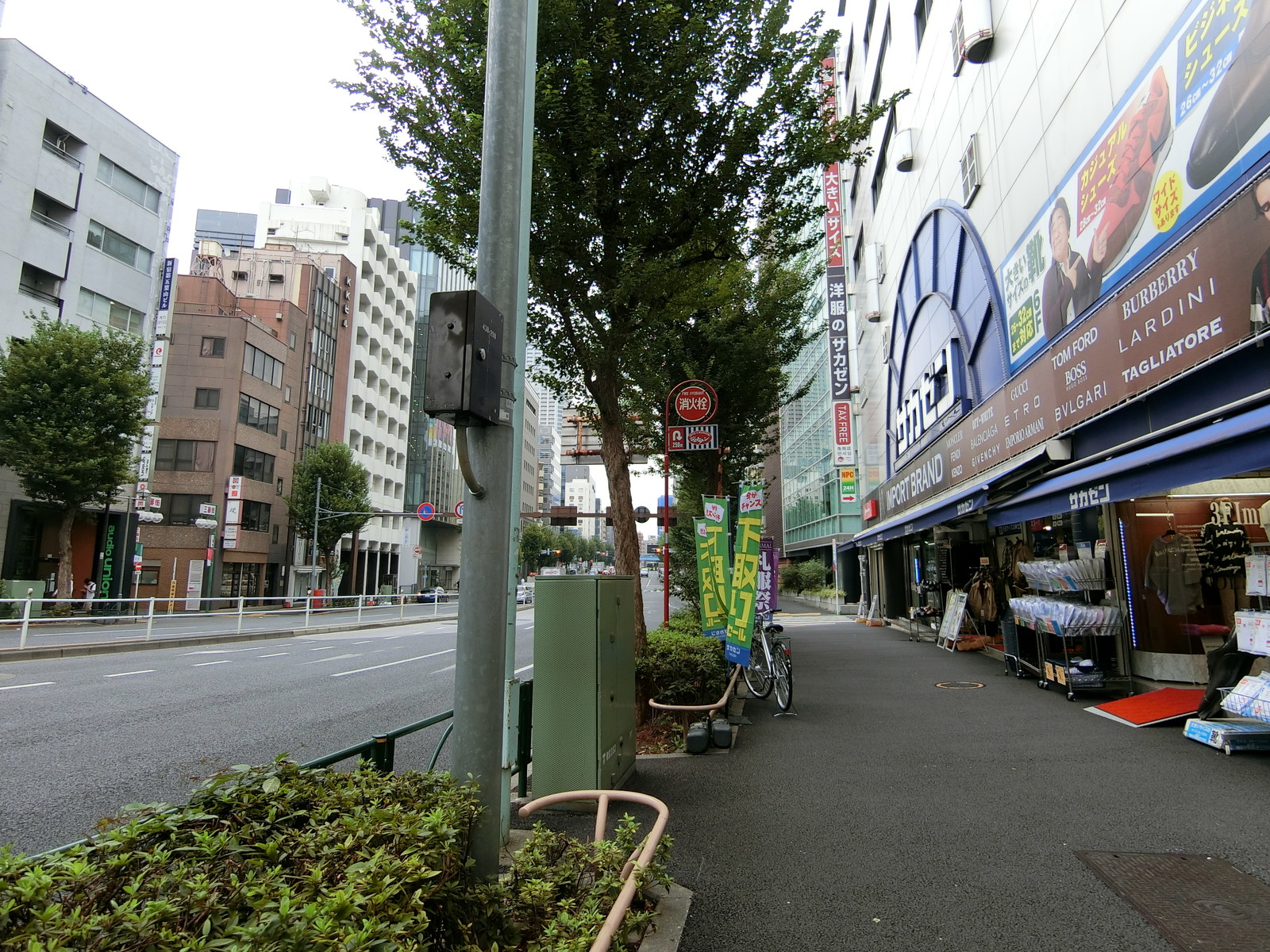 オフィスビル前面の歩道