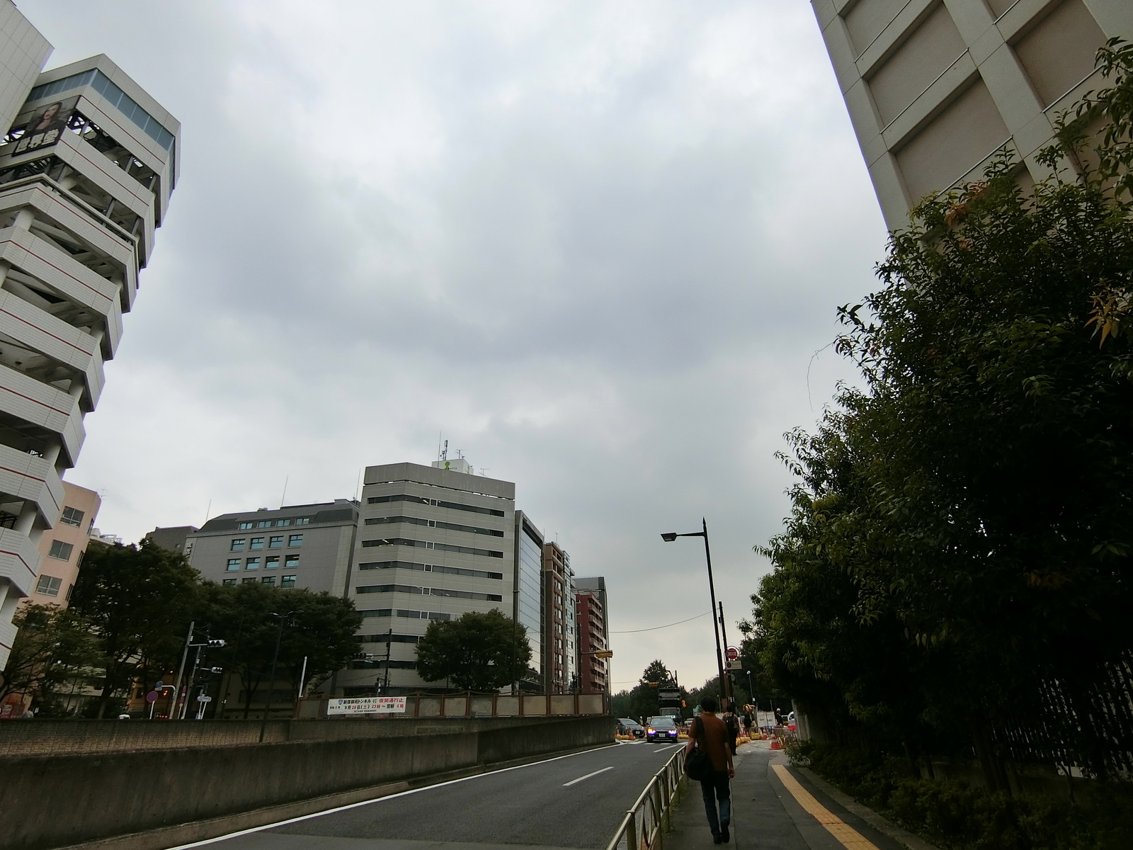 世界堂ビル前面の芝新宿王子線