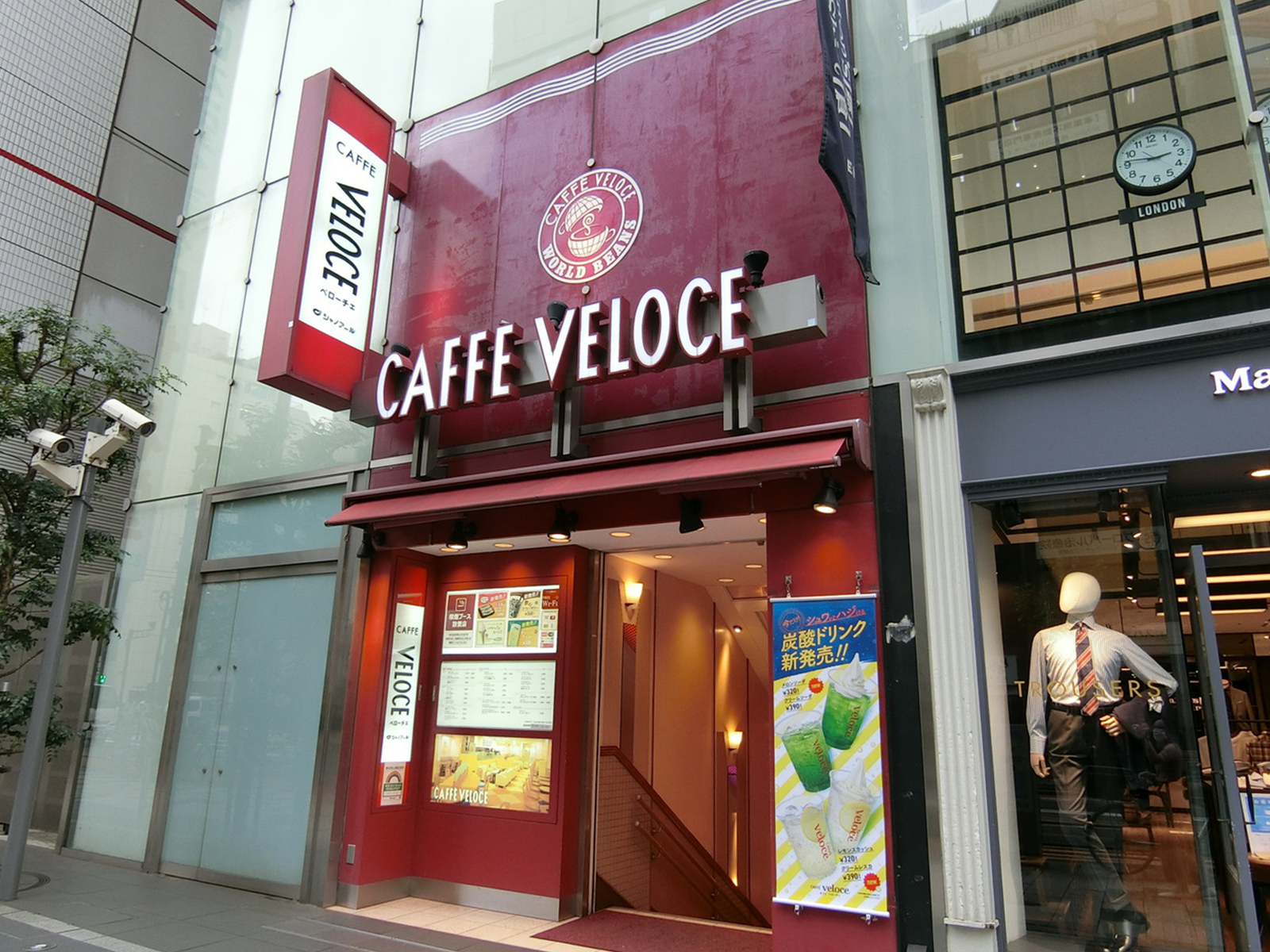 隣のカフェ・ベローチェ