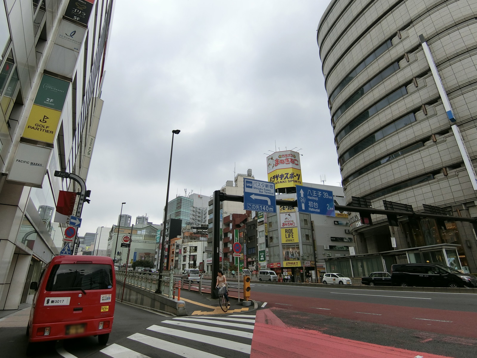 :新宿光風ビルディング前面の通り