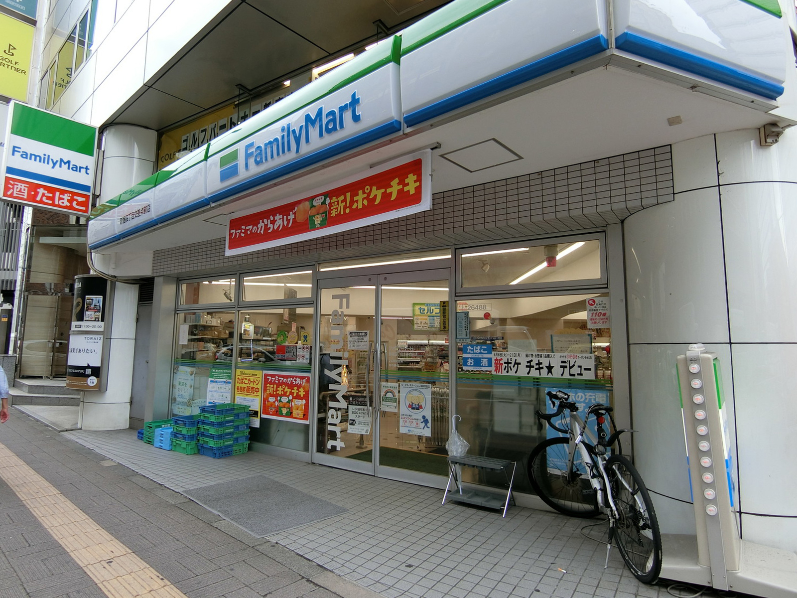 隣のファミリーマート