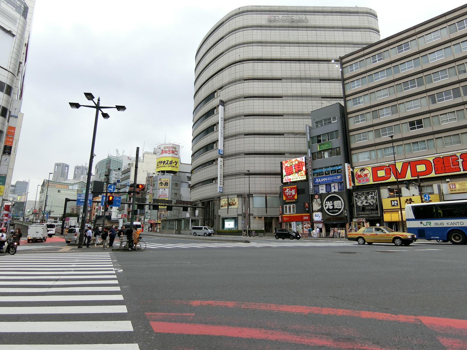 付近の新宿四丁目交差点