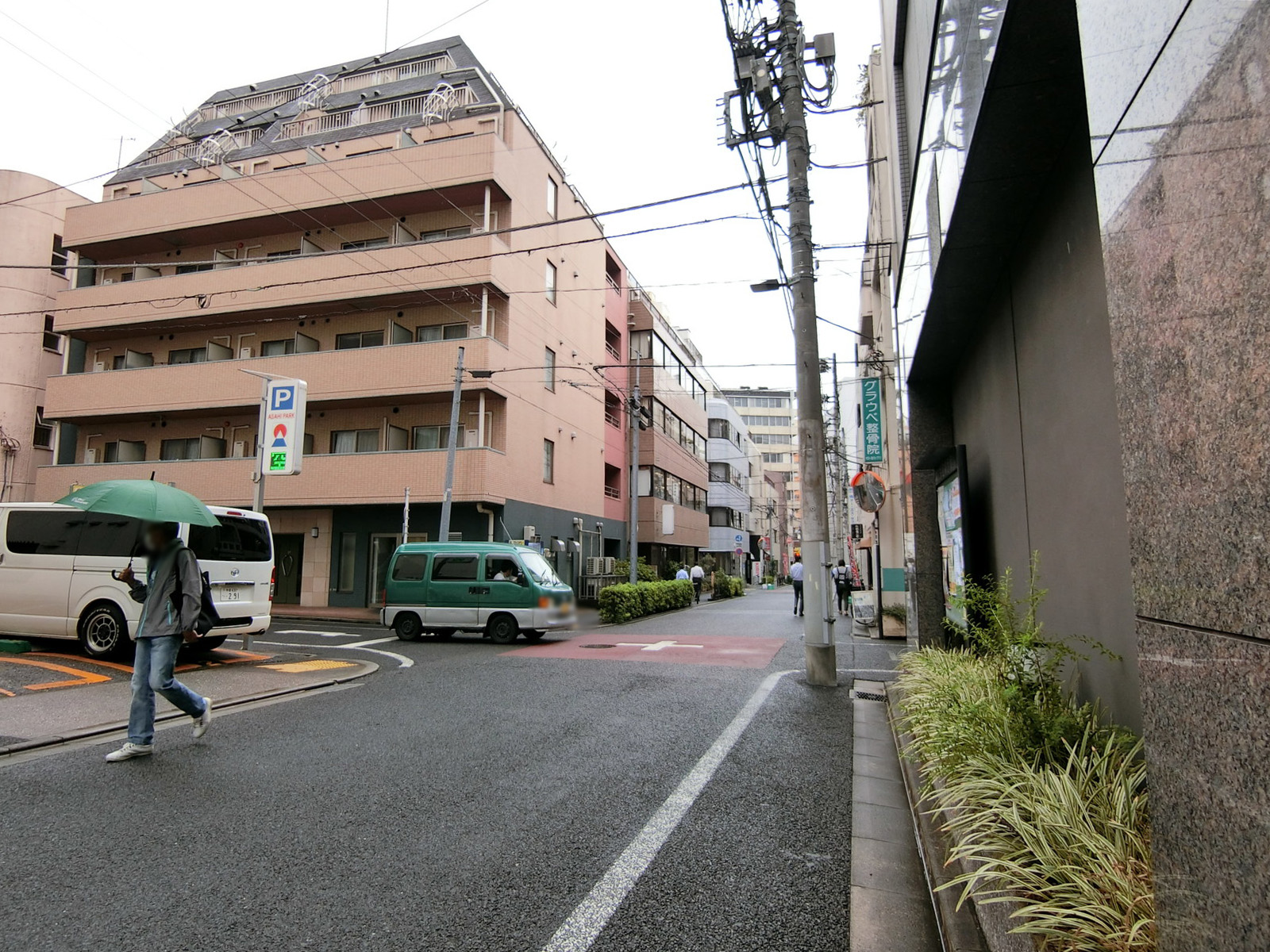 本郷信徳ビル前面の通り