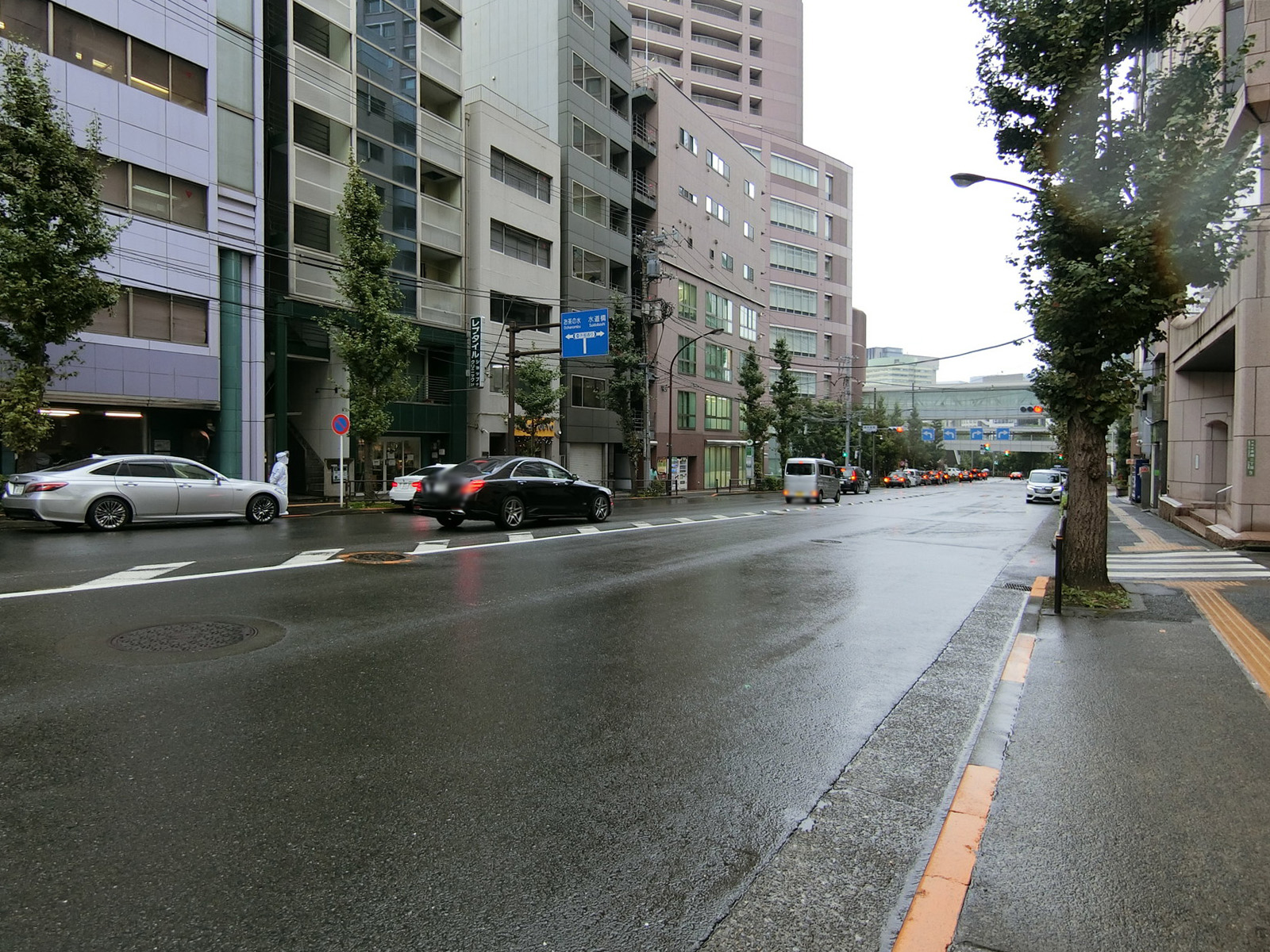 冨士ビル前面の通り