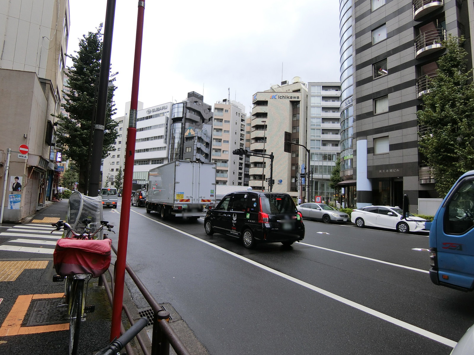 本郷OGIビル前面の通り
