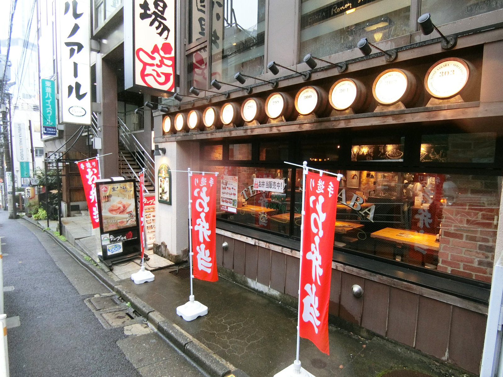 付近には飲食店が複数あり