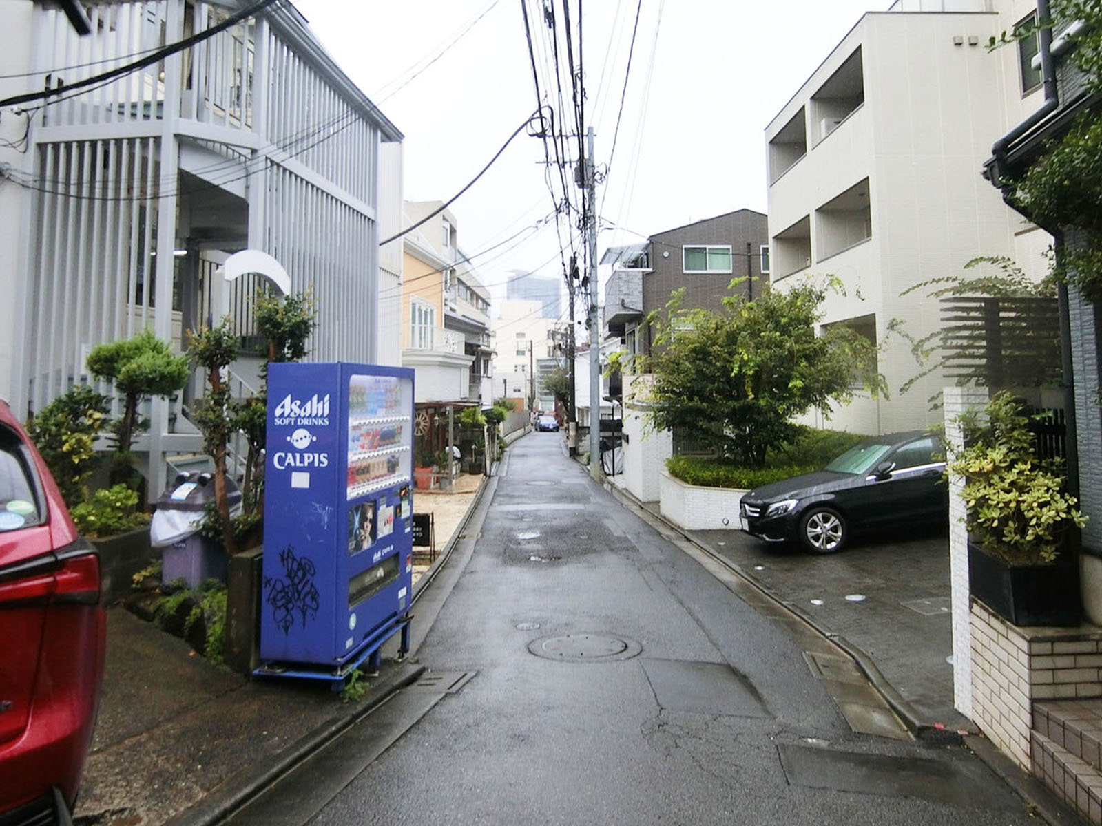 猿楽ISビル前面の通り