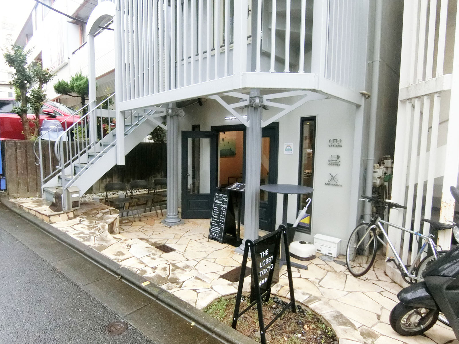 並びの飲食店