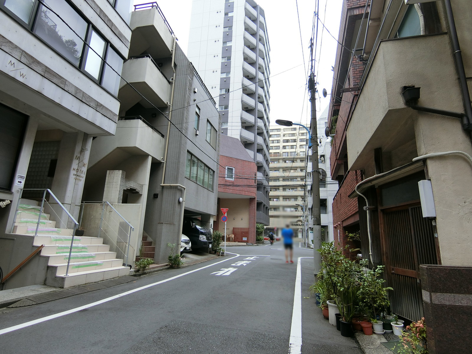 慶愛ビル前面の通り
