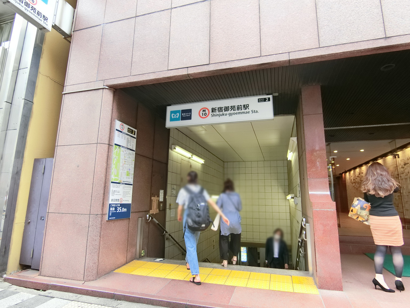 最寄りの「新宿御苑前駅」