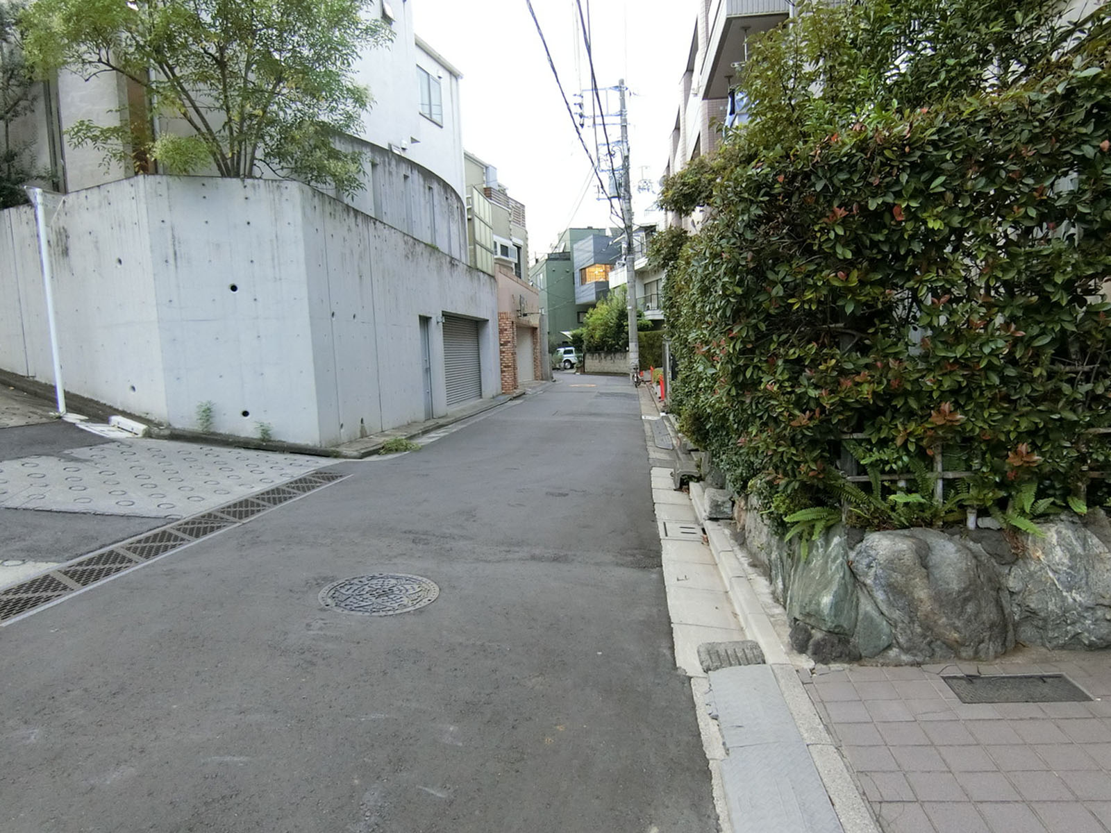 富谷ビル前面の通り