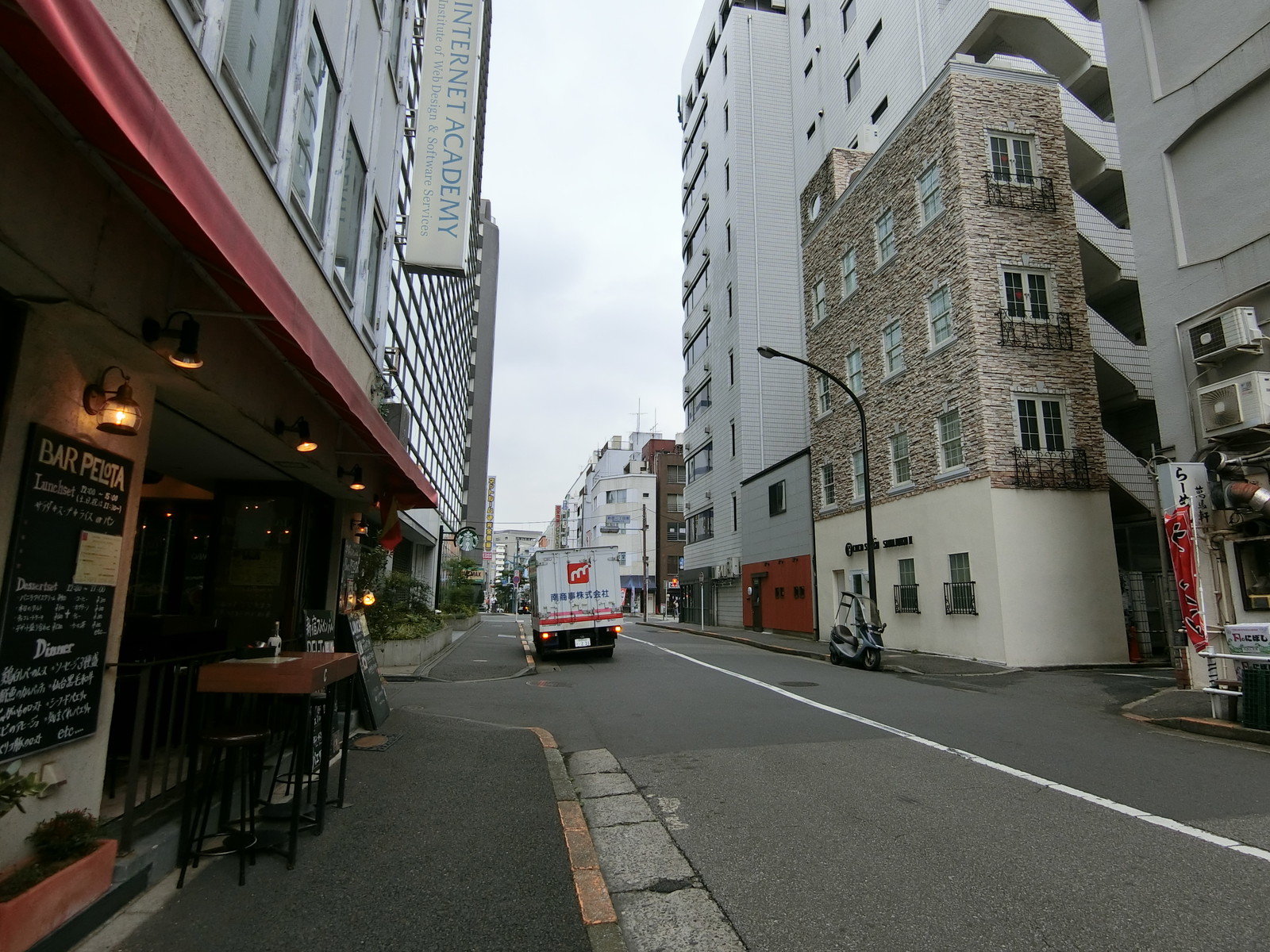新宿山興ビル前面の通り