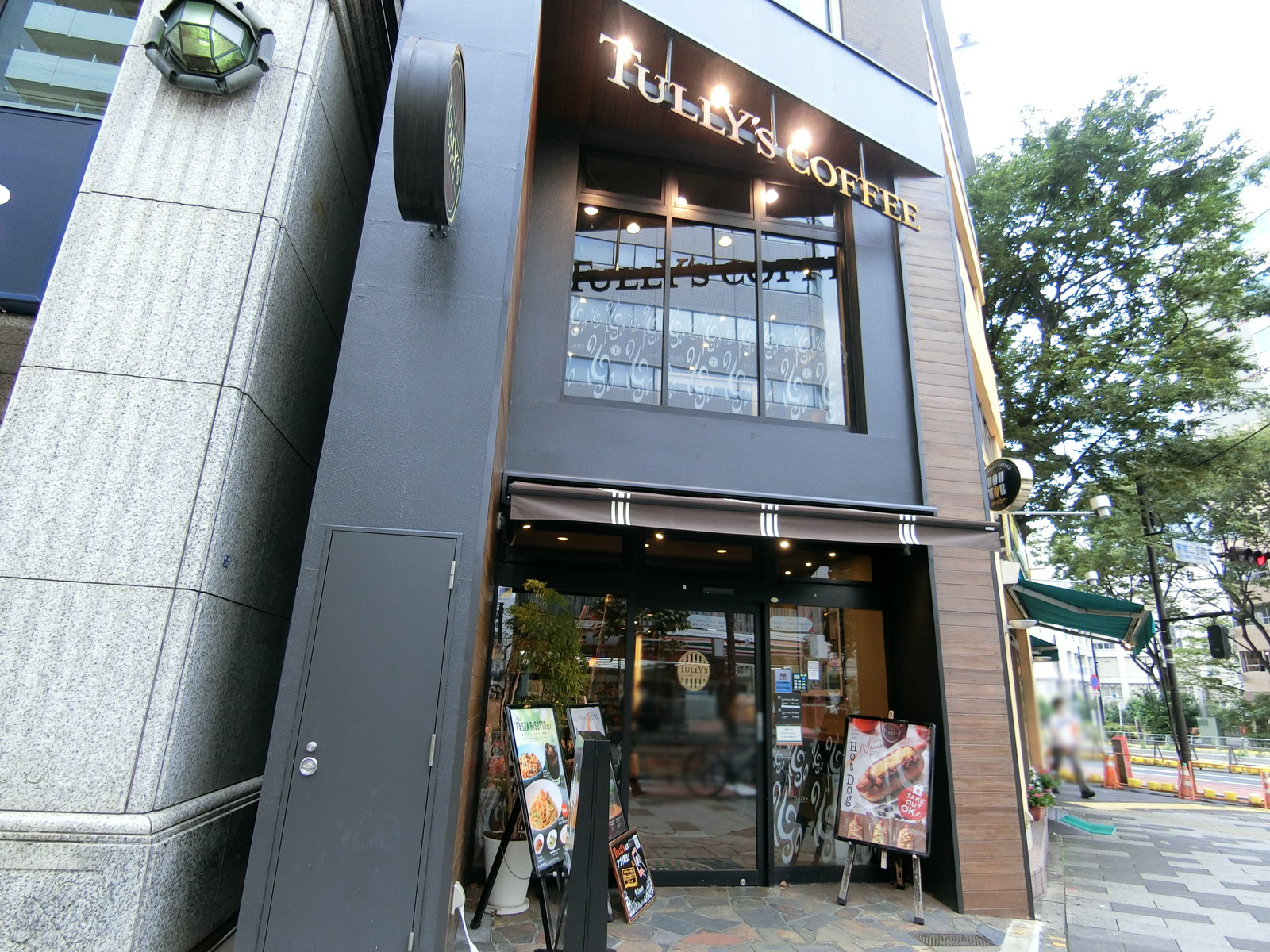 近くのタリーズコーヒー新宿二丁目店