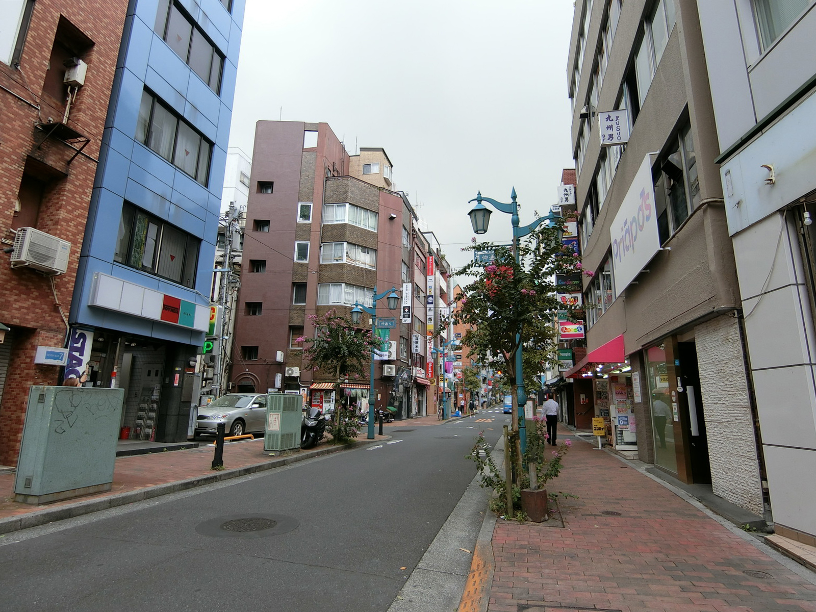 黒岩ビル前面の通り