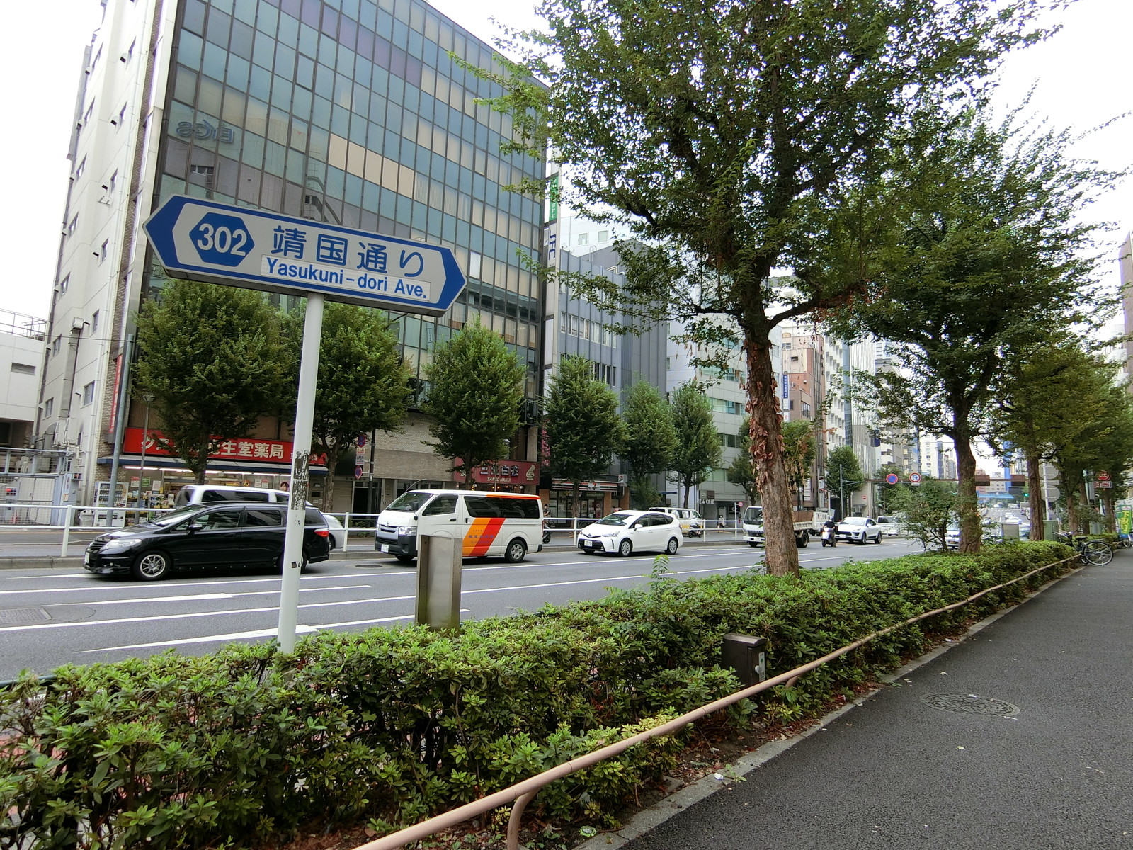 ヒューリック新宿五丁目ビル前面の靖国通り
