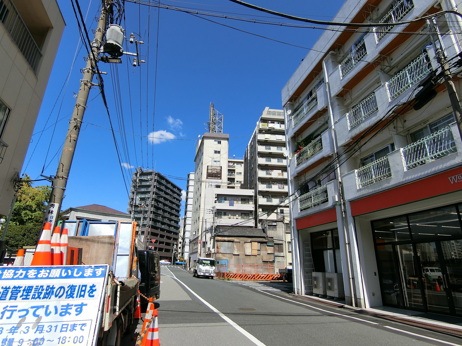 三恵ビル前面の通り