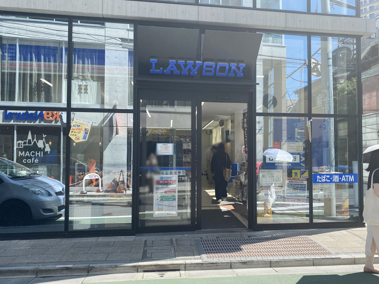 徒歩1分のローソン 神宮前三丁目店
