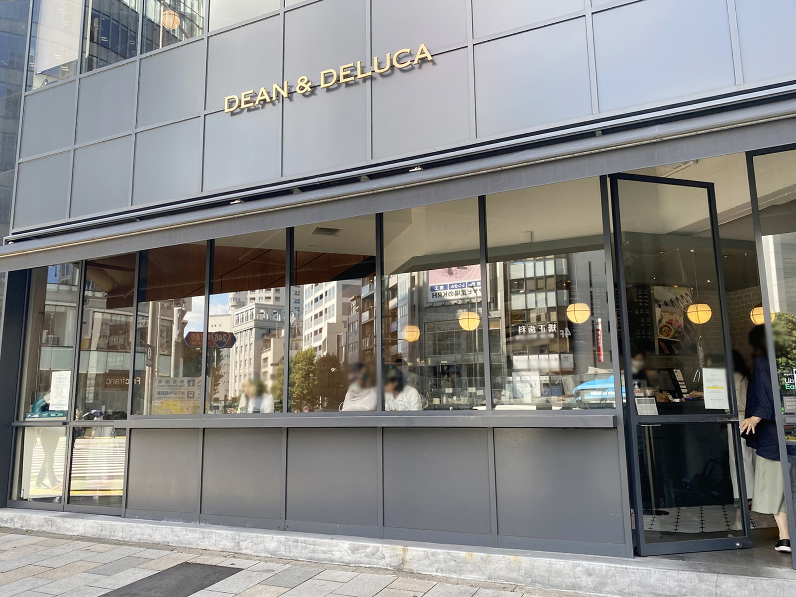 近くのDEAN & DELUCA カフェ青山
