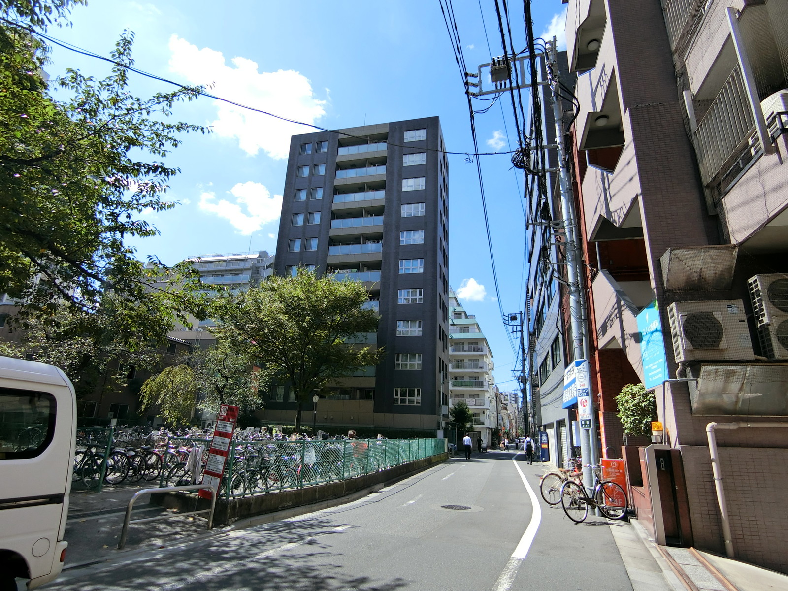 オフィスビル前面の通り
