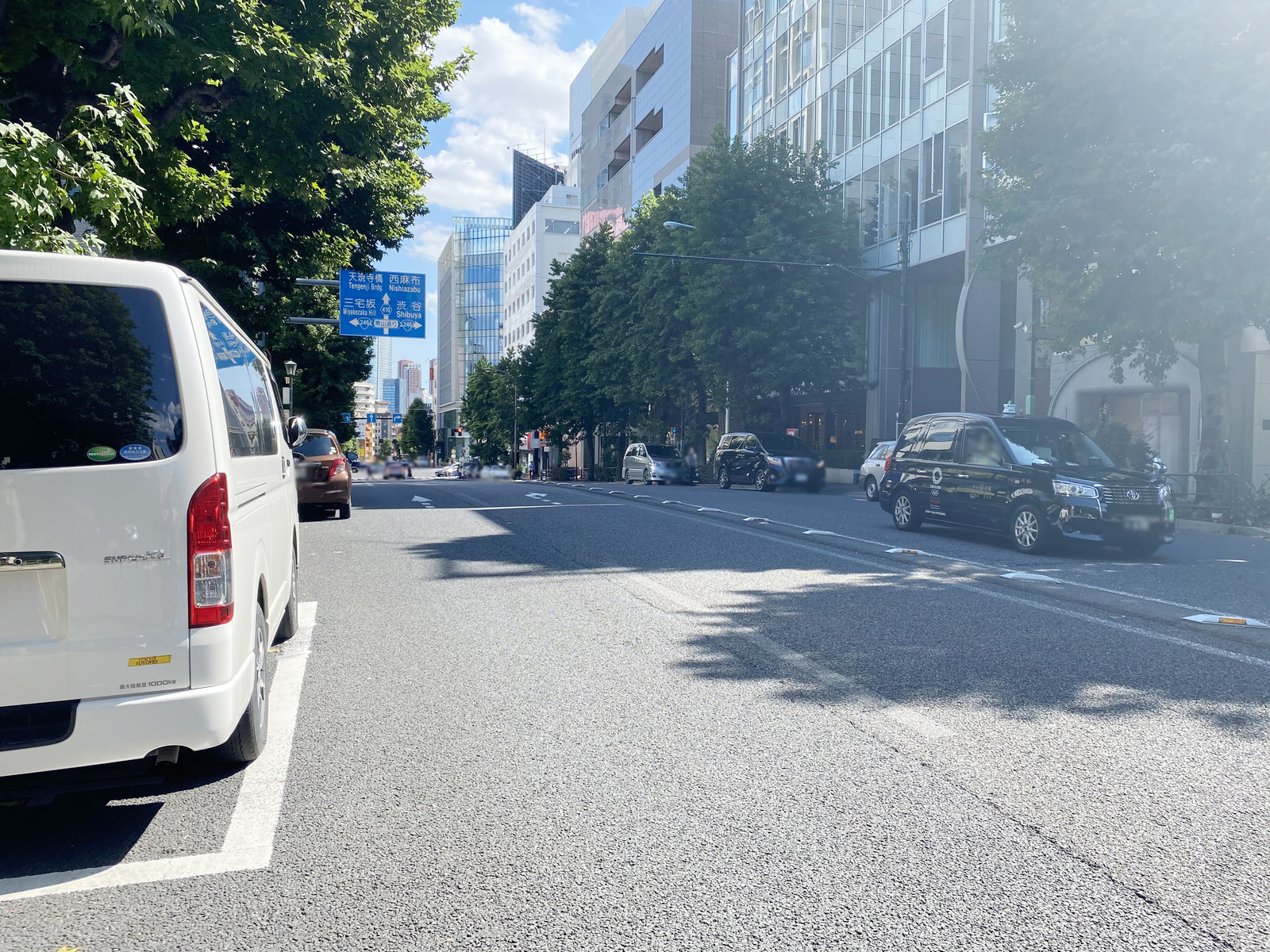 デュエット厚治ビル前面の外苑西通り