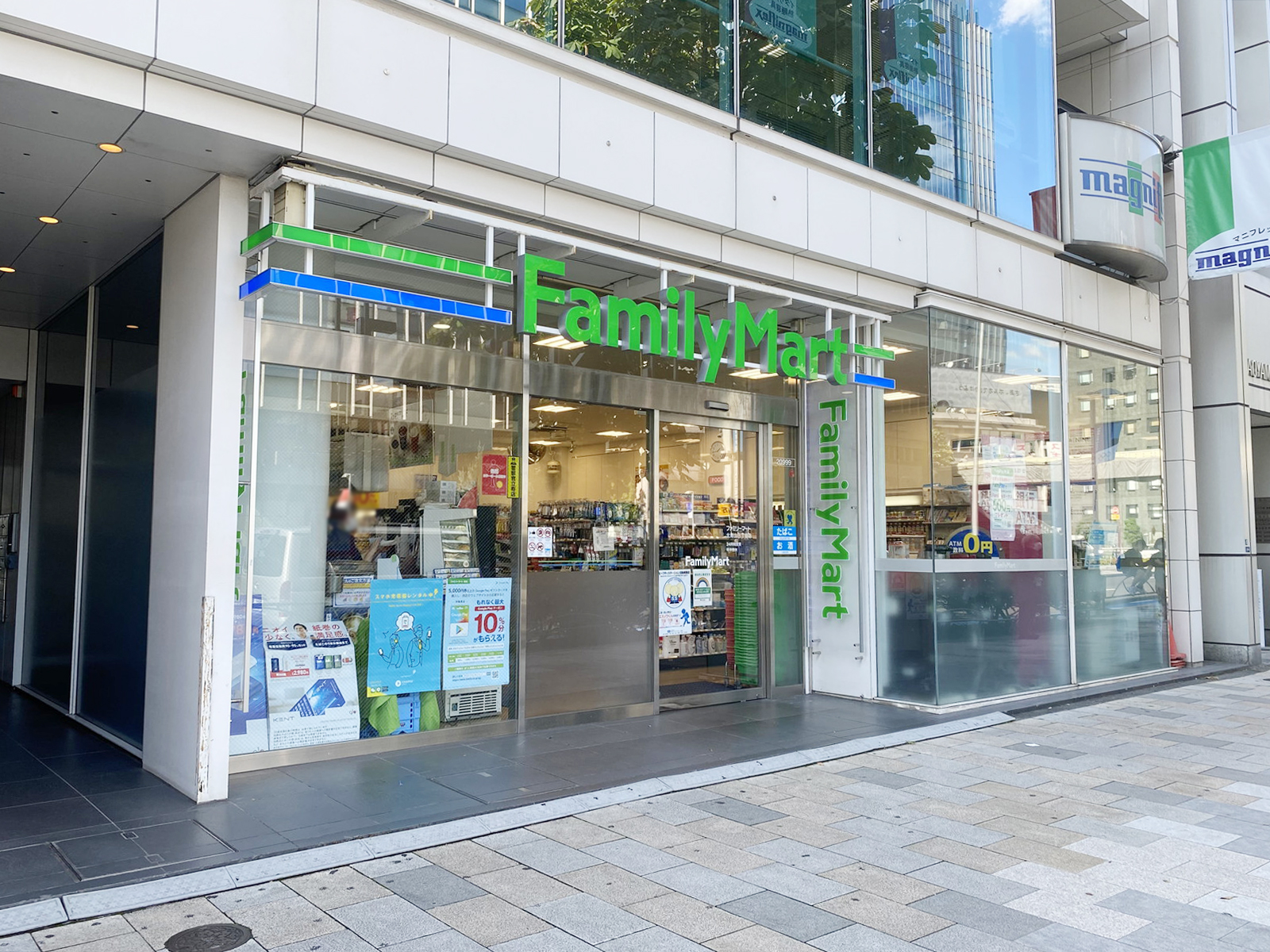徒歩2分のファミリーマート 北青山三丁目店
