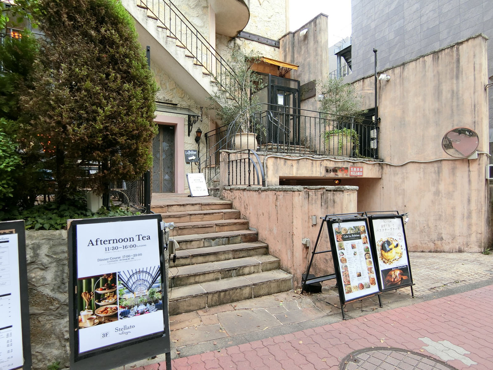 徒歩圏内には飲食店が点在