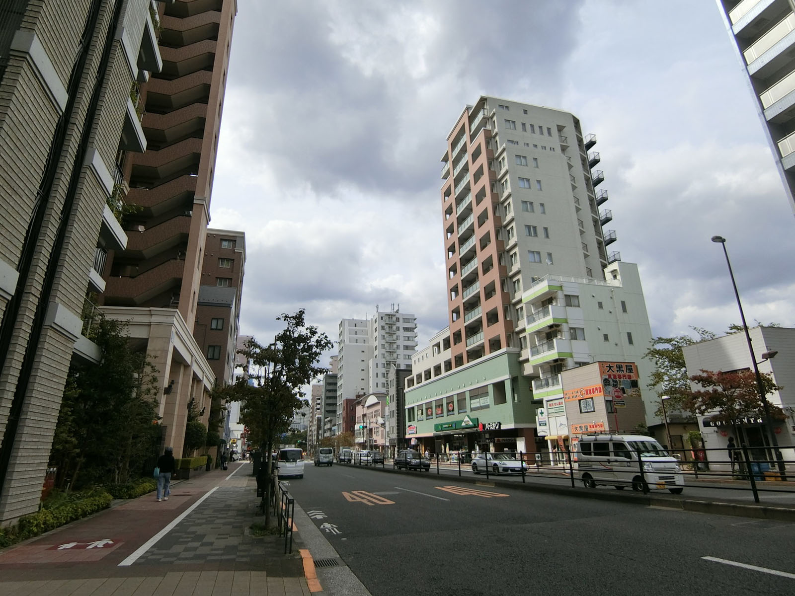 白金台STビル前面の目黒通り