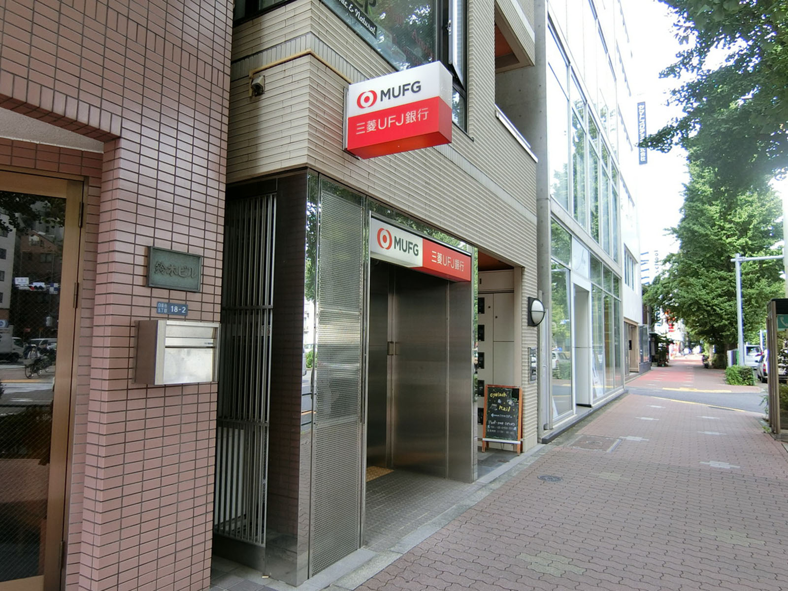 徒歩1分の三菱UFJ銀行ATMコーナー