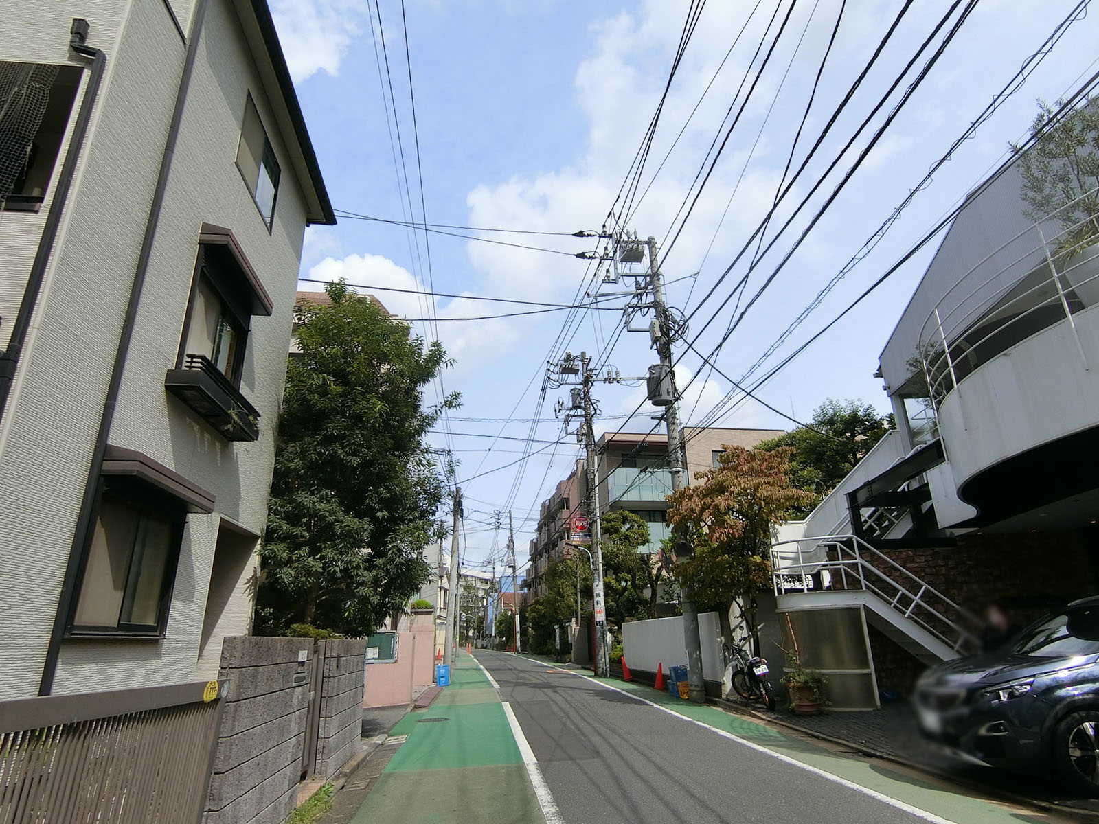 周辺は落ち着いた住宅街