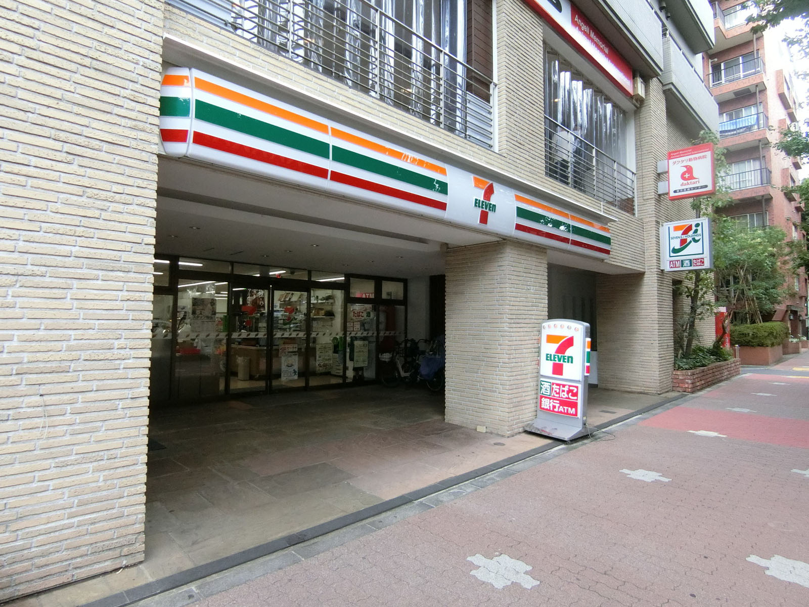 向かいのセブンイレブン