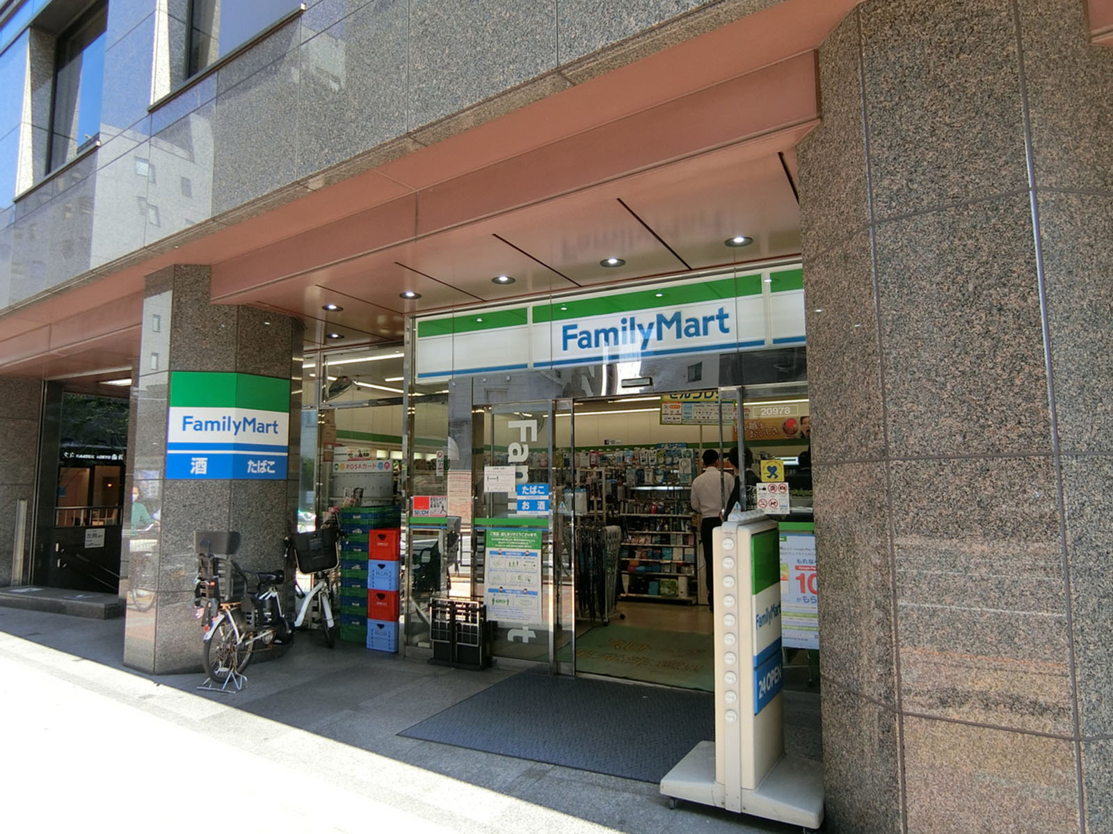 徒歩2分のファミリーマート