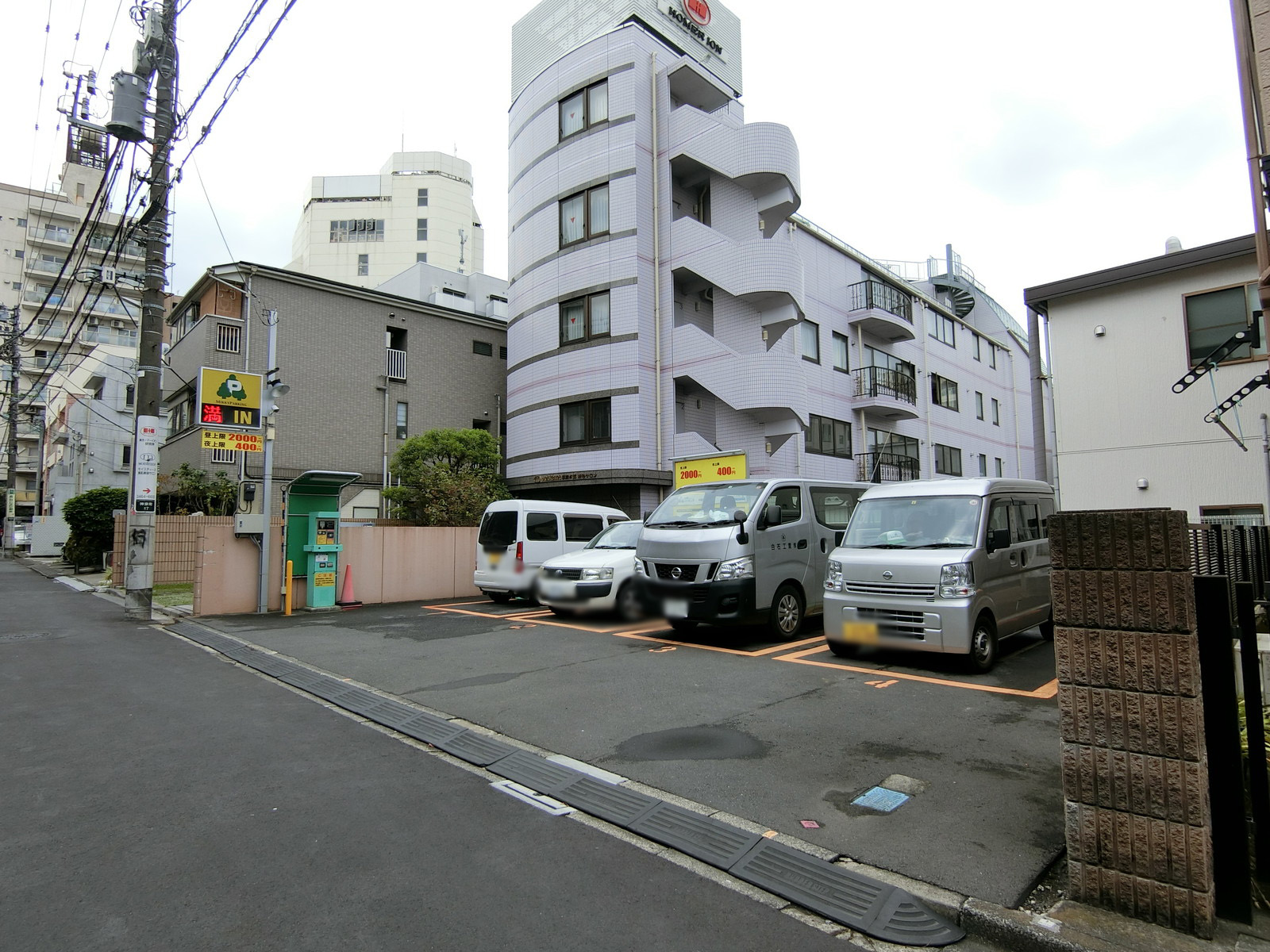 ビル前にコインパーキング