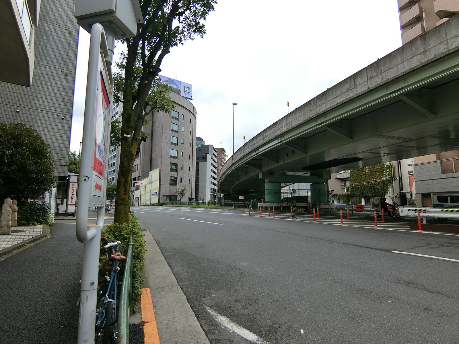 松涛ハイツビル前面の通り