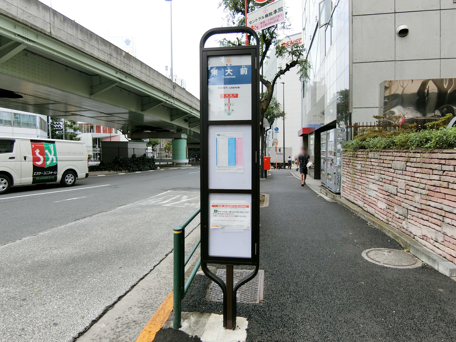 ビル前のバス停「東大前」