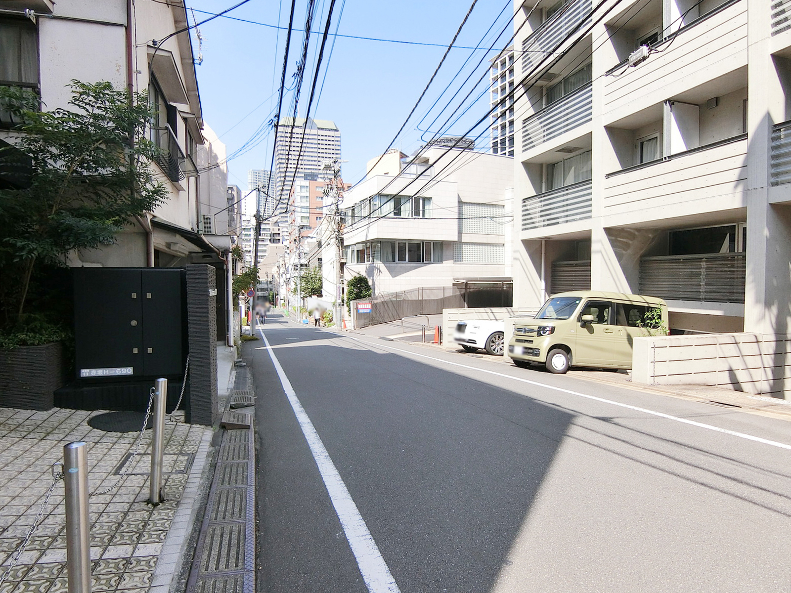 SKI赤坂ビル前面の氷川坂