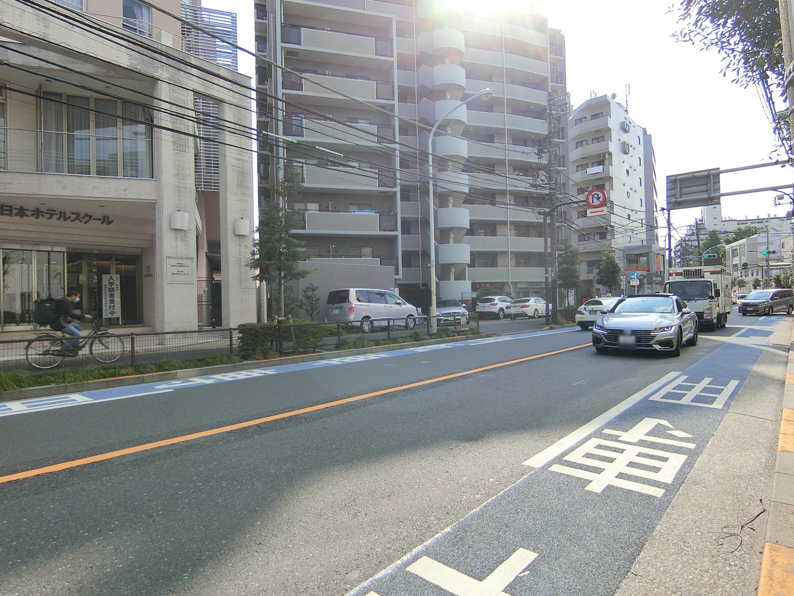 オーバル新宿ビル前面の早稲田通り