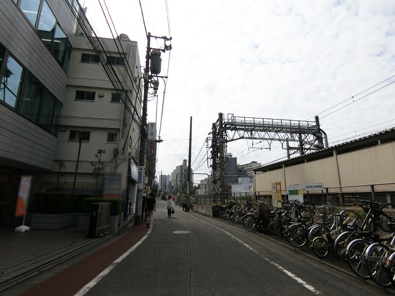 タケトモビル前面の通り