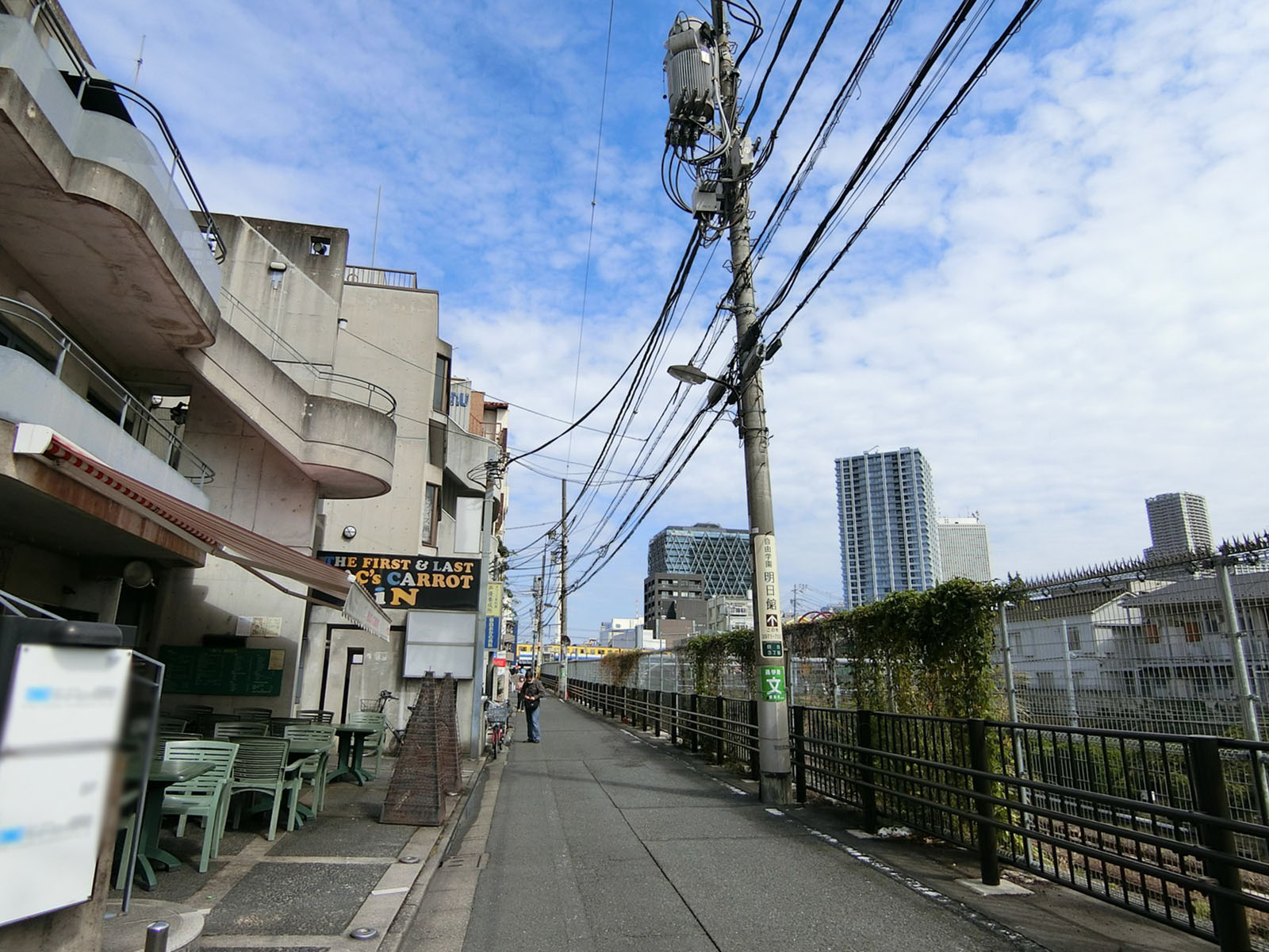 広運ビル前面の通り