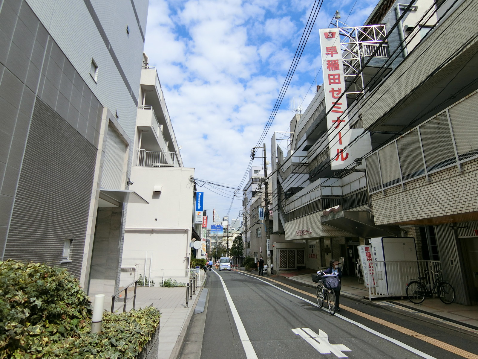 アサイガーデンコート前面の通り