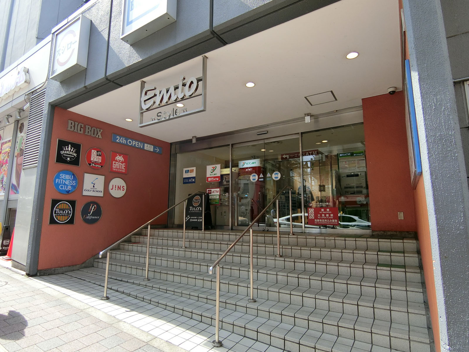 向かいのBIGBOX高田馬場