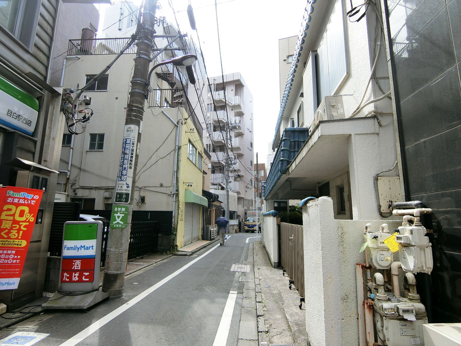 つるやビル前面の通り