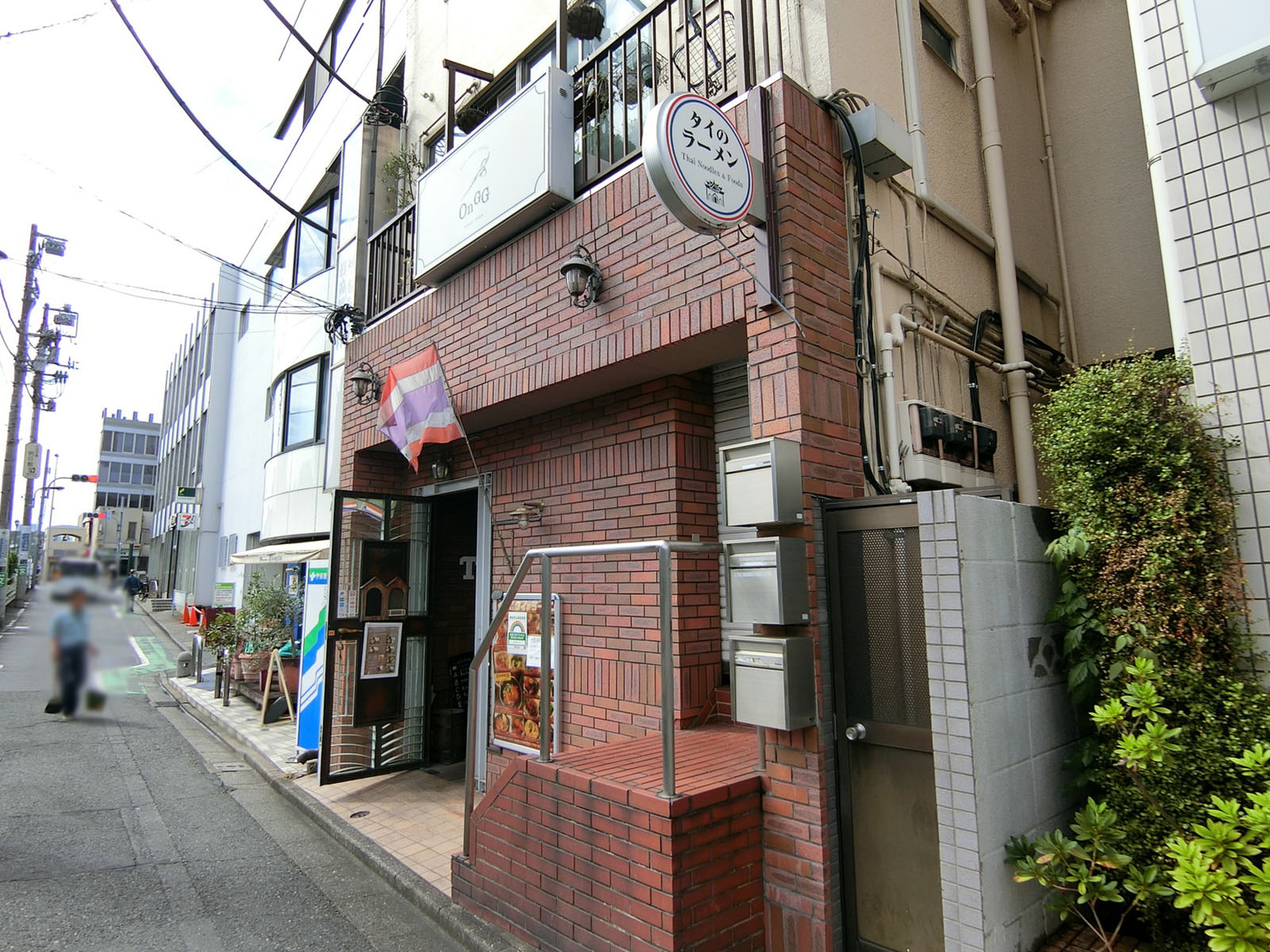 付近には飲食店もあり